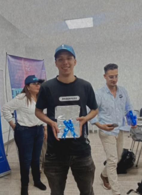 Juan Felipe Gonzalez sosteniendo el premio del hackathon